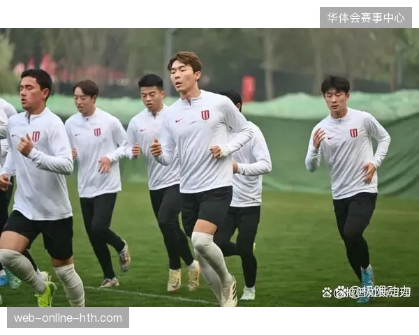 成都蓉城锁定联赛季军，多线作战暴露阵容深度不足问题，最后阶段退出争冠